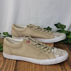 Bucket feet. Canvas Lace Ups. Retro. Size 7. EUC